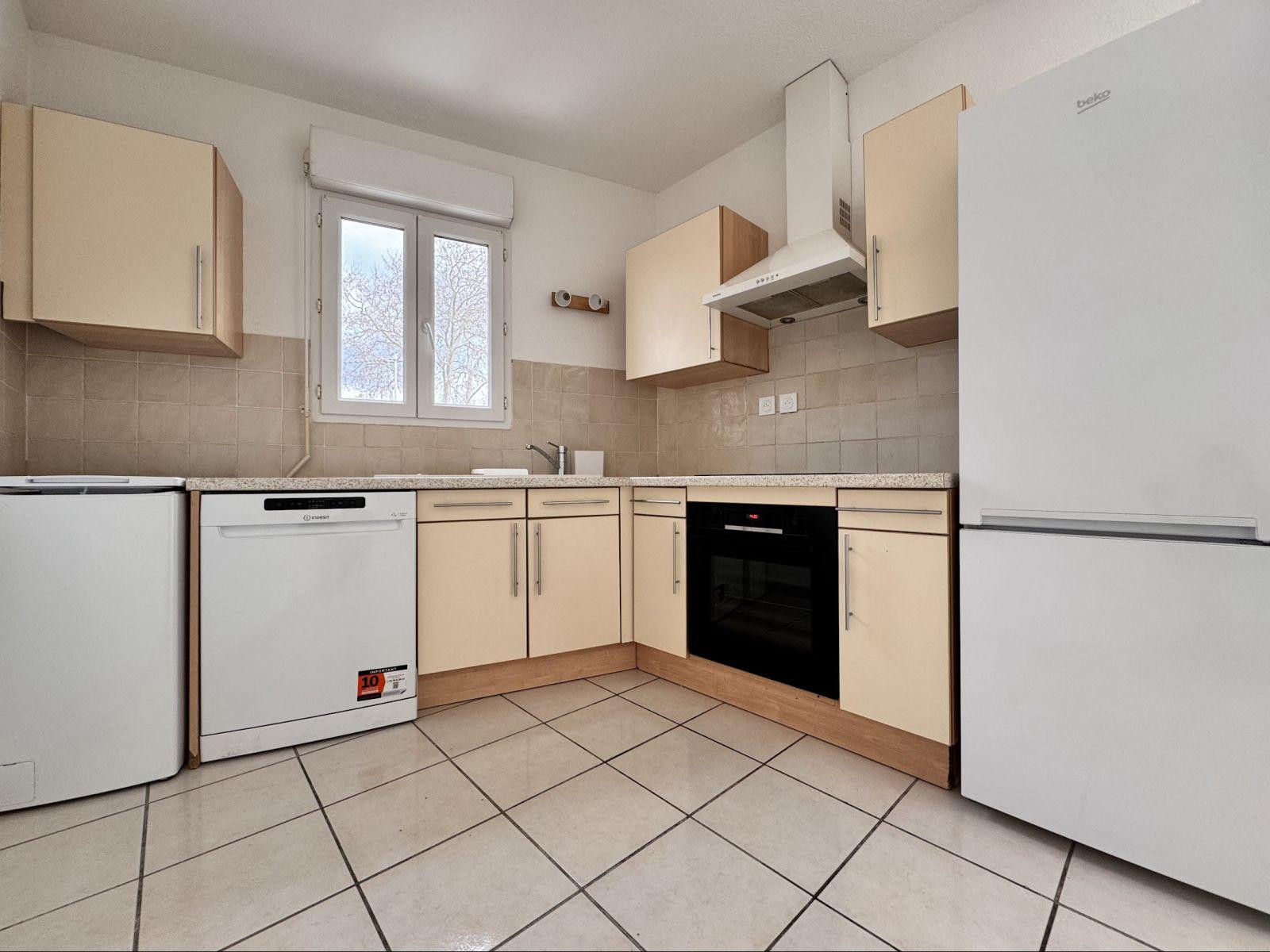 
                                                Location
                                                 T3 en Duplex + parking + Clim, Centre-Ville