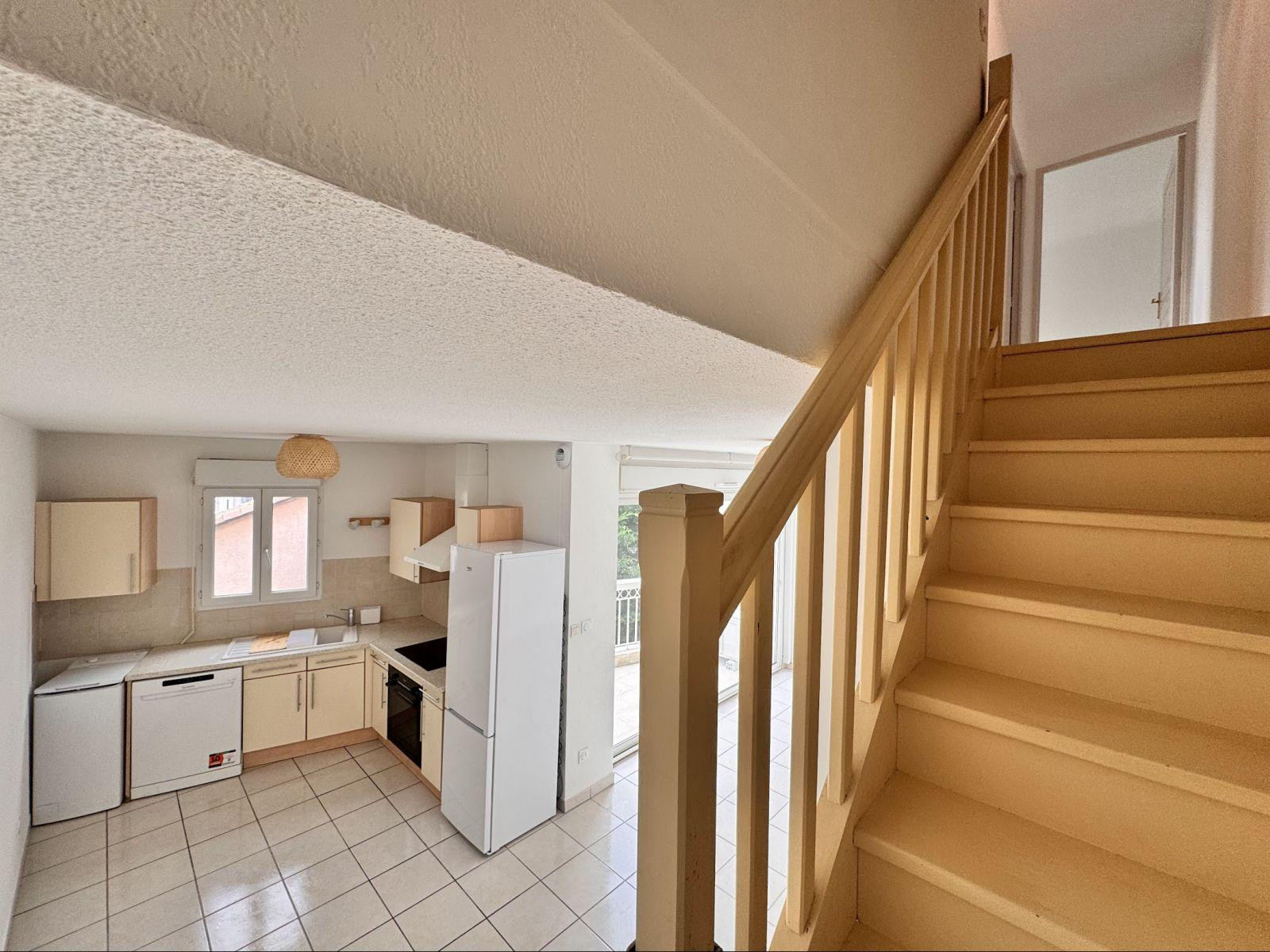 
                                                Location
                                                 T3 en Duplex + parking + Clim, Centre-Ville