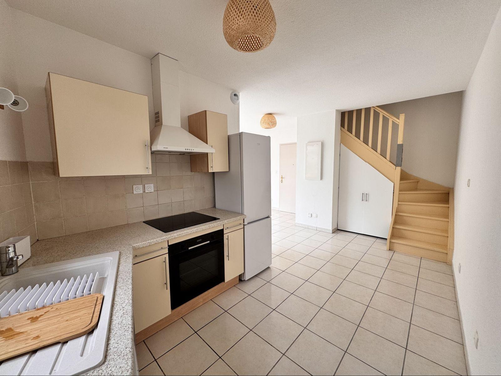 
                                                Location
                                                 T3 en Duplex + parking + Clim, Centre-Ville