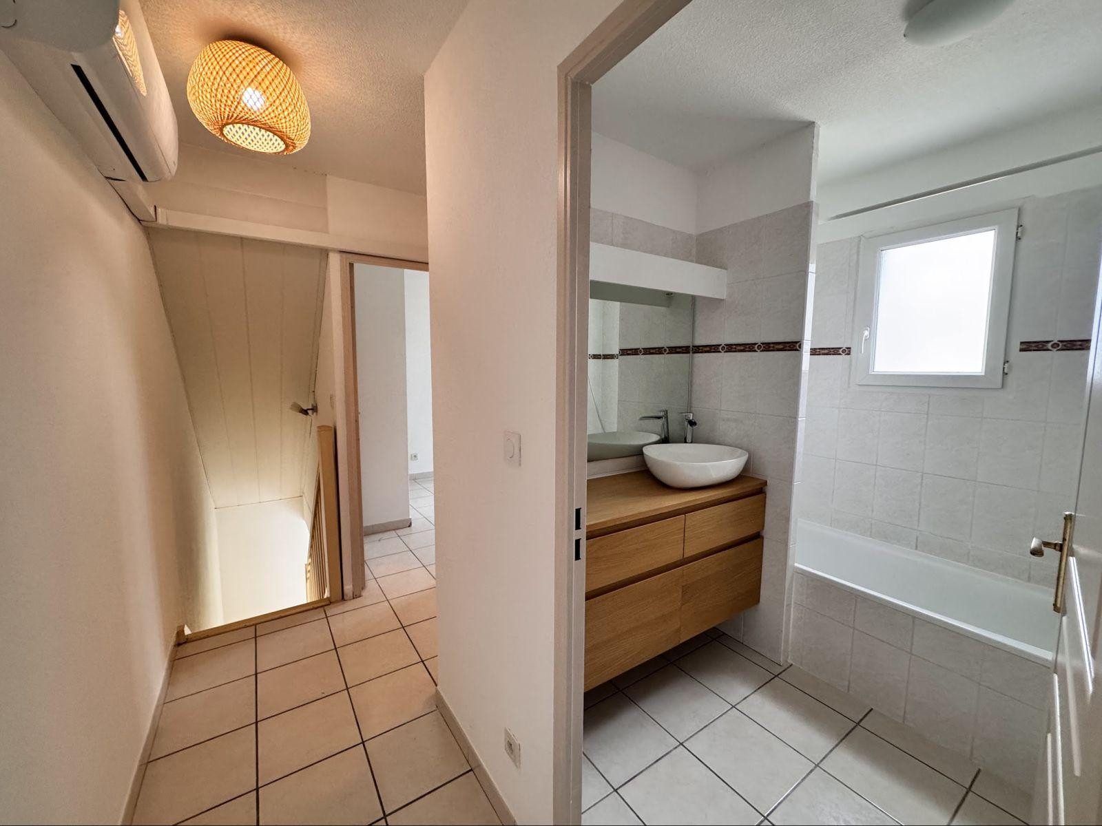
                                                Location
                                                 T3 en Duplex + parking + Clim, Centre-Ville