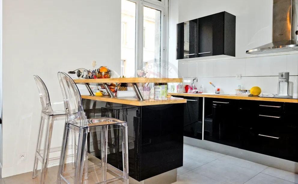 
                                                Location
                                                 T3 idéalement situé sur la rue paradis Marseille
