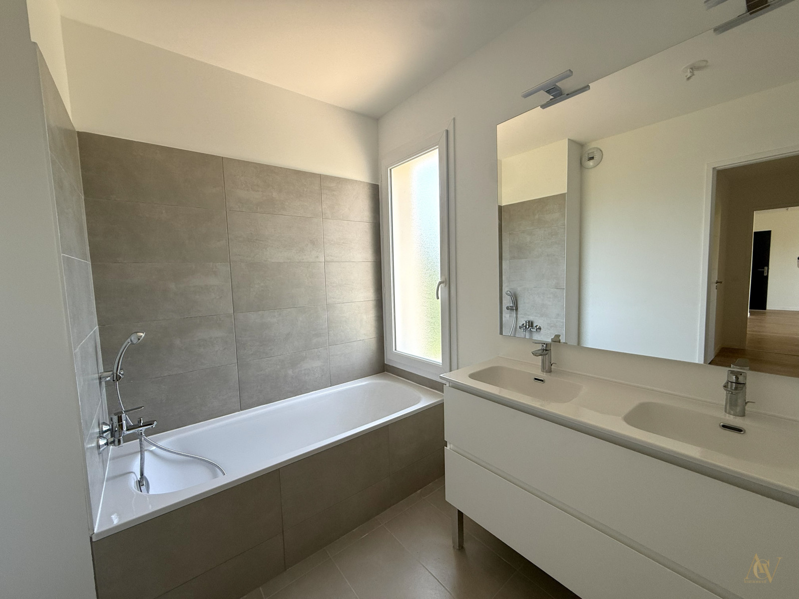 
                                                Vente
                                                 T3 LUMINEUX AVEC TERRASSE – COGOLIN CENTRE À PIED