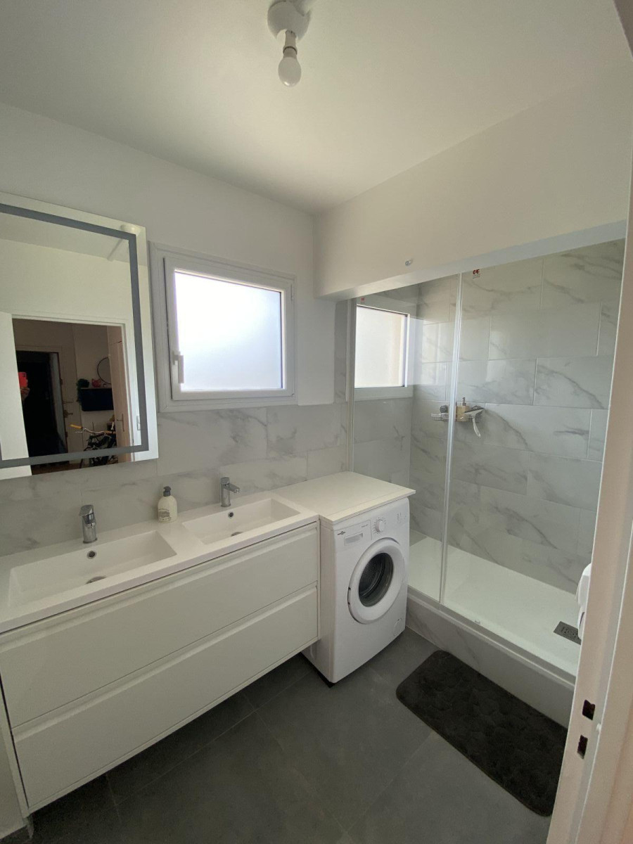 
                                                Location
                                                 T3 lumineux-meublé 73 m²-Rénové-Balcon, 1 500€ CC.