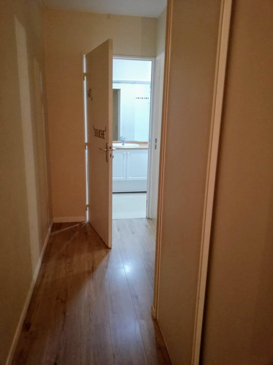 
                                                Location
                                                 T3 lumineux :  proche des commerces et transports