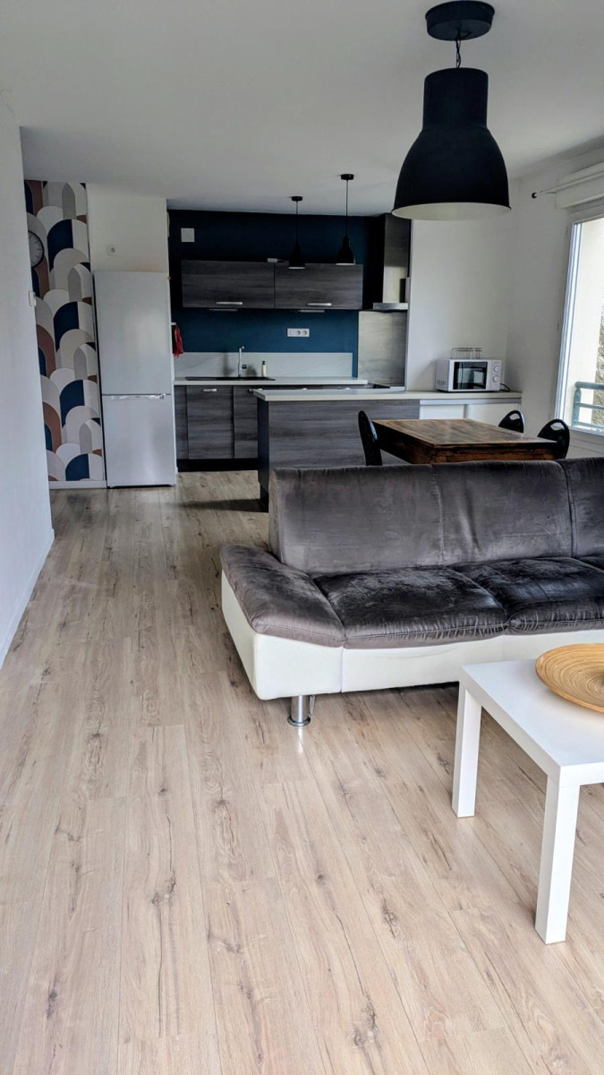 
                                                Location
                                                 T3 lumineux :  proche des commerces et transports