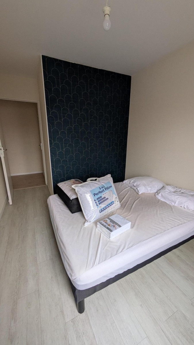 
                                                Location
                                                 T3 lumineux :  proche des commerces et transports