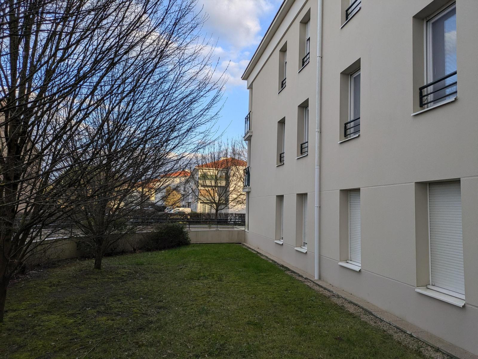 
                                                Location
                                                 T3 lumineux :  proche des commerces et transports