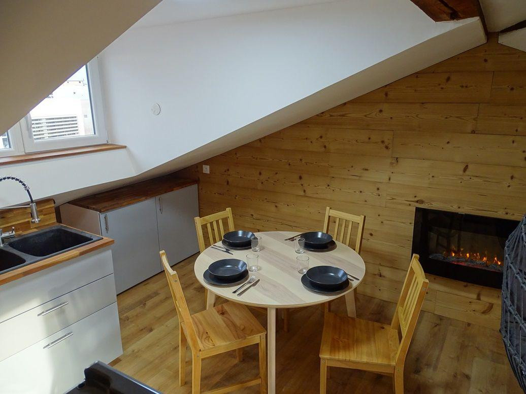 
                                                Location
                                                 T3 meublé 51m² atypique avec vue Bastille-Vercors