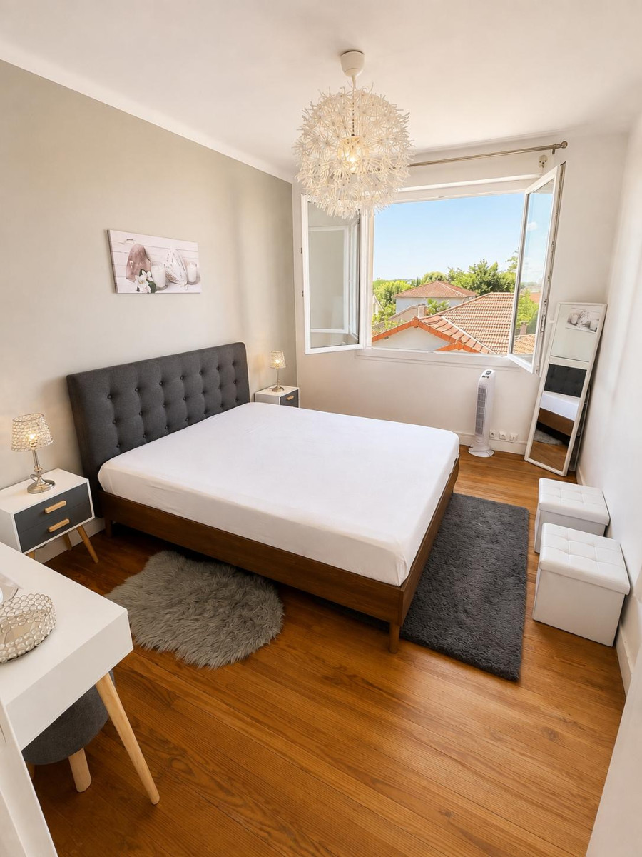 
                                                Location
                                                 T3 meublé 61 m2, dernier étage, garage + cellier