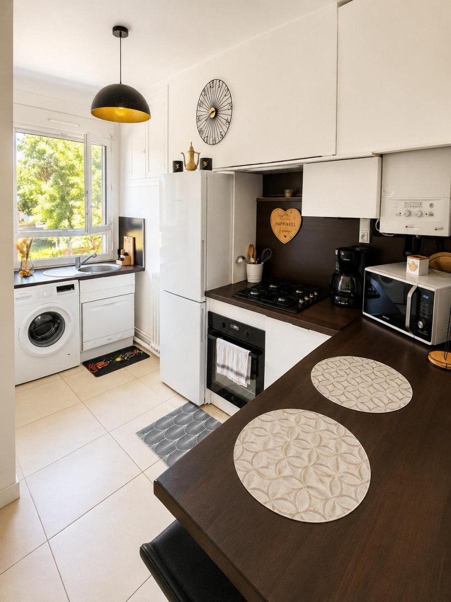 
                                                Location
                                                 T3 meublé 61 m2, dernier étage, garage + cellier