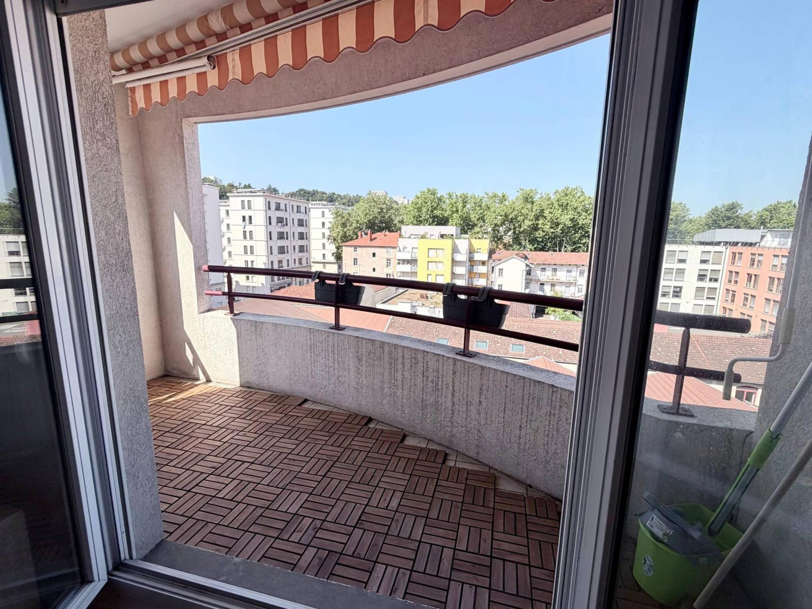
                                                Location
                                                 T3 meublé 63 m² avec balcon sans vis-à-vis, garage