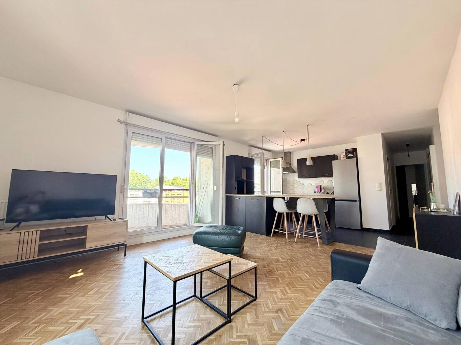 
                                                Location
                                                 T3 meublé 63 m² avec balcon sans vis-à-vis, garage