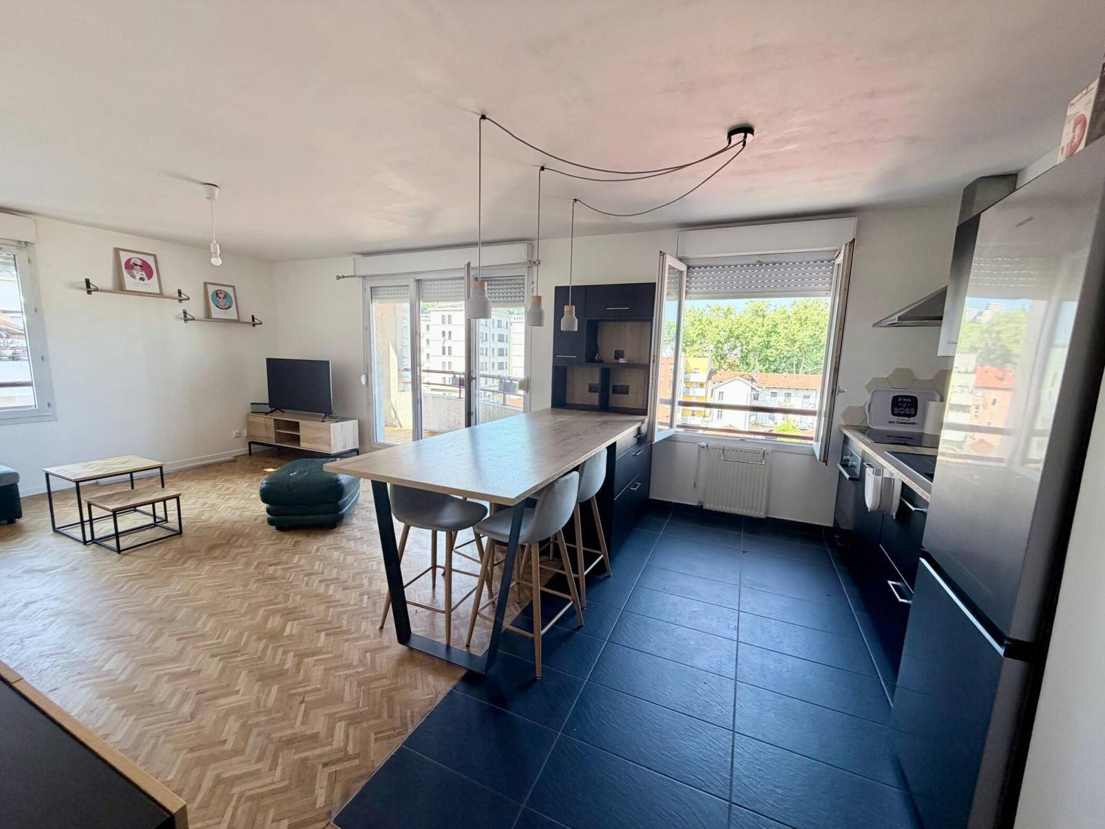 
                                                Location
                                                 T3 meublé 63 m² avec balcon sans vis-à-vis, garage