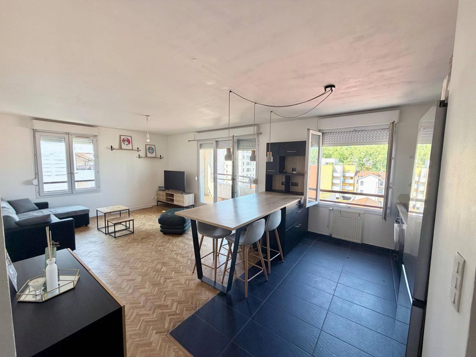 
                                                Location
                                                 T3 meublé 63 m² avec balcon sans vis-à-vis, garage