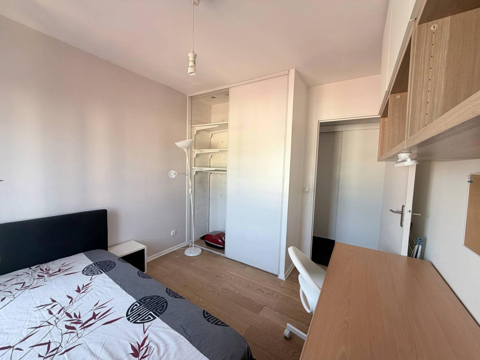
                                                Location
                                                 T3 meublé 63 m² avec balcon sans vis-à-vis, garage