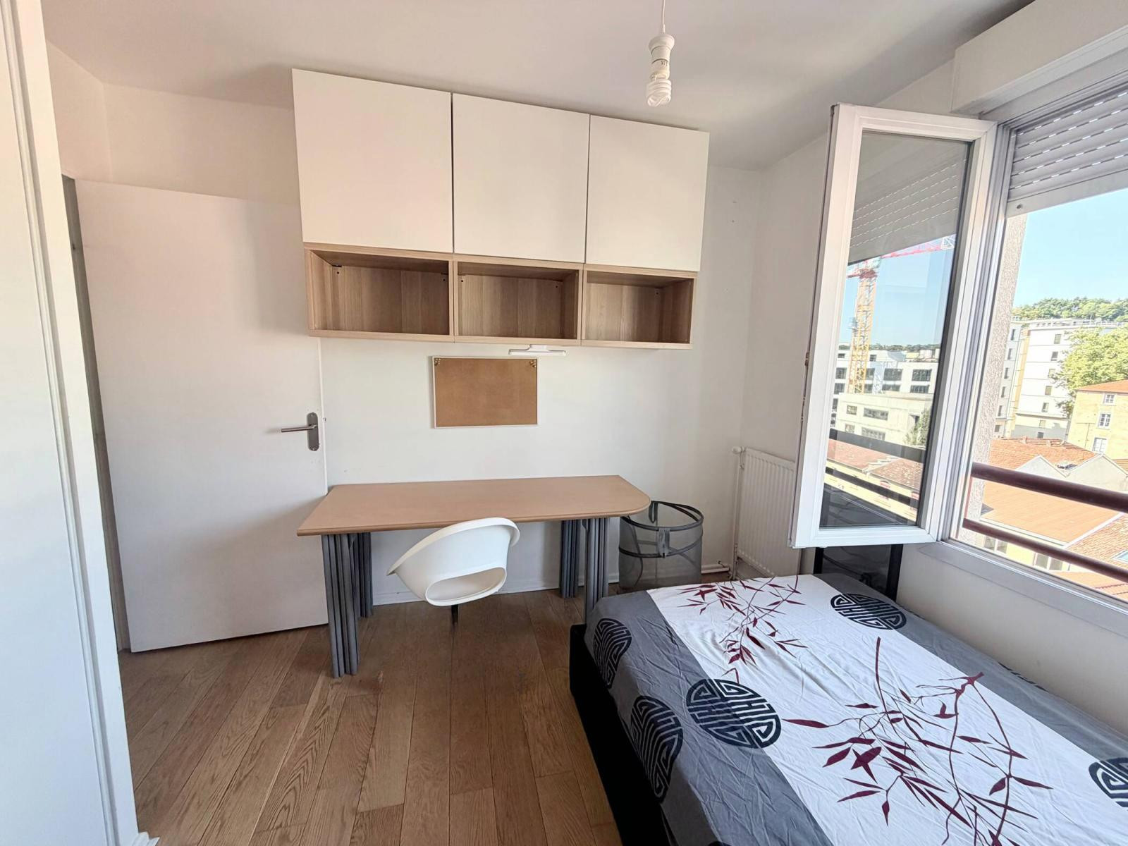 
                                                Location
                                                 T3 meublé 63 m² avec balcon sans vis-à-vis, garage