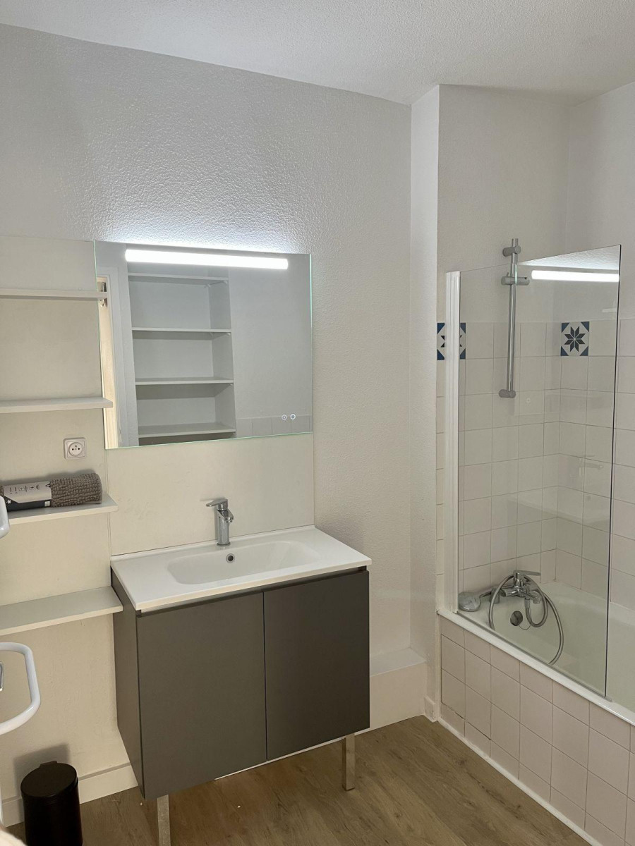 
                                                Location
                                                 T3 meublé refait à neuf lumineux avec balcon