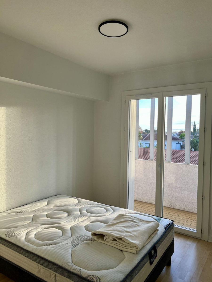 
                                                Location
                                                 T3 meublé refait à neuf lumineux avec balcon