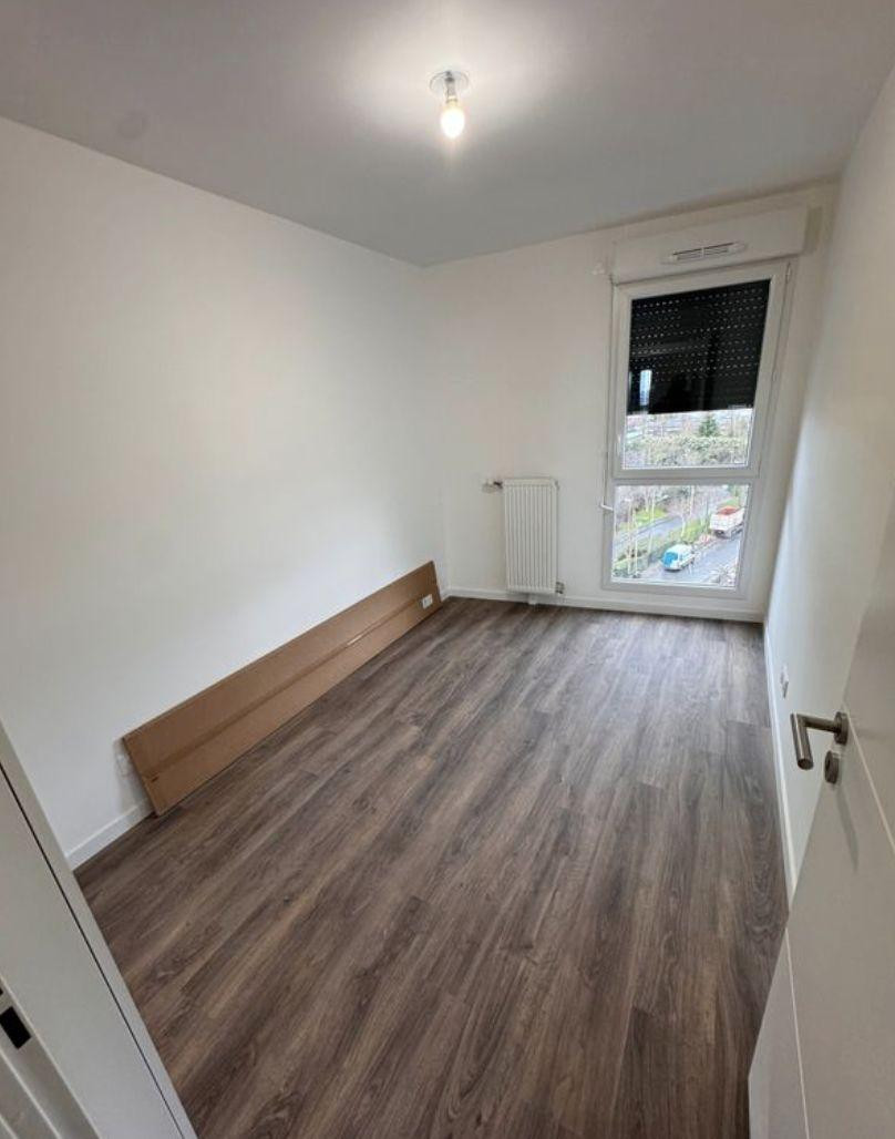 
                                                Location
                                                 T3 neuf + balcon +parking