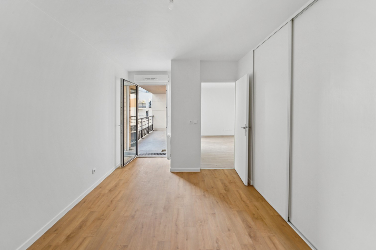 
                                                Vente
                                                 T3 pièces avec balcon - ST OUEN L'AUMONE