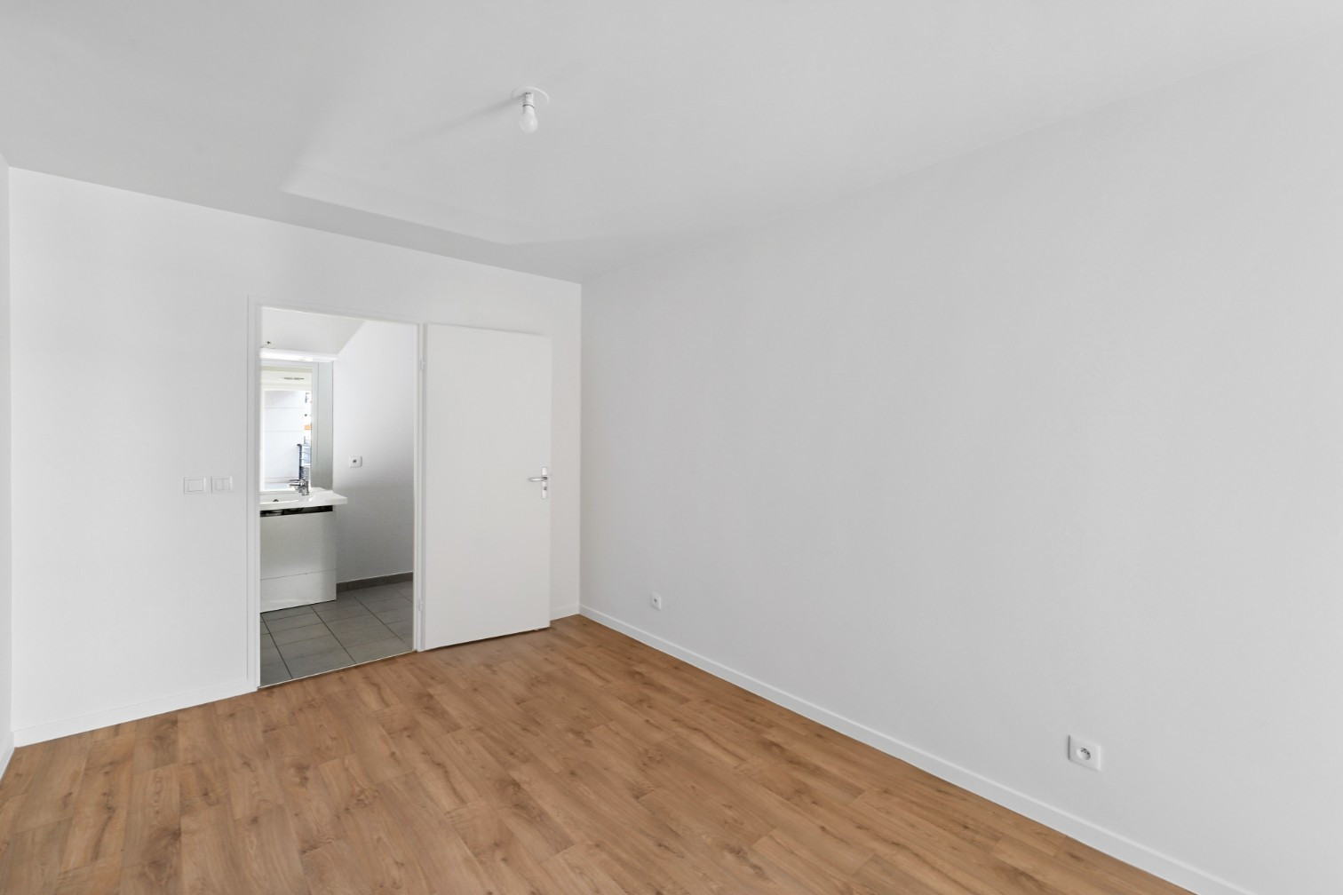 
                                                Vente
                                                 T3 pièces avec balcon - ST OUEN L'AUMONE