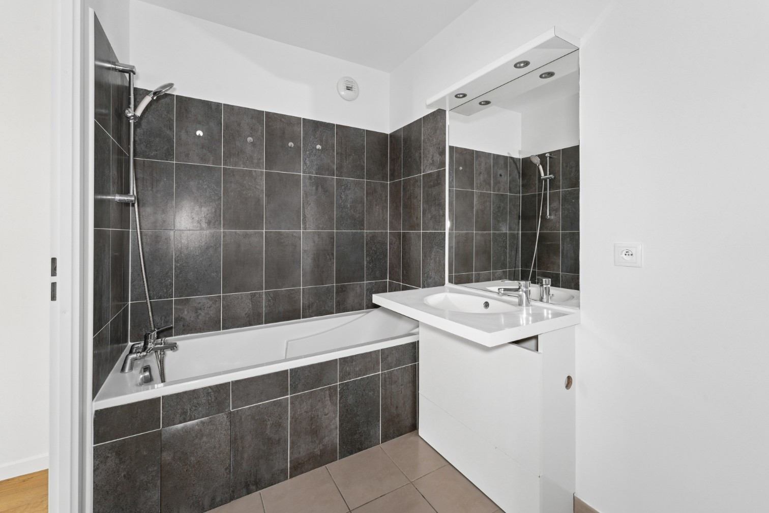 
                                                Vente
                                                 T3 pièces avec balcon - ST OUEN L'AUMONE