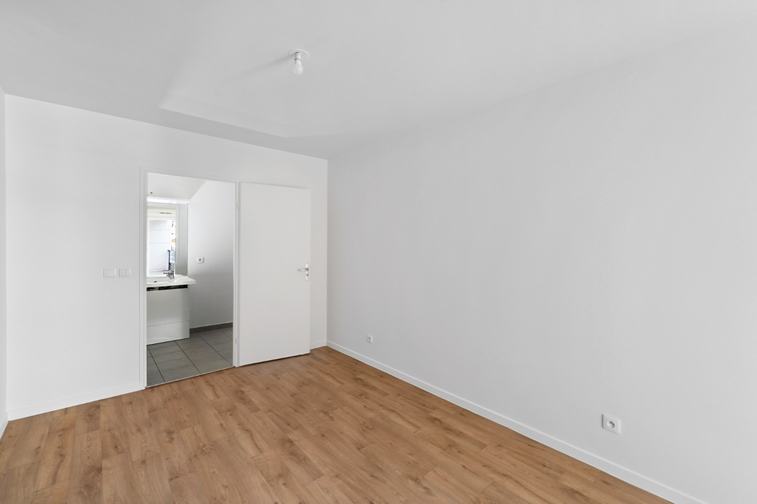 
                                                Vente
                                                 T3 pièces avec balcon - ST OUEN L'AUMONE