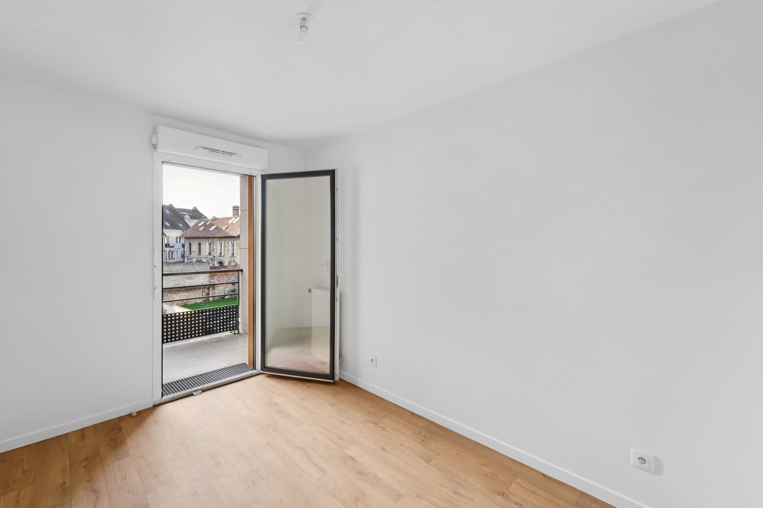 
                                                Vente
                                                 T3 pièces avec balcon - ST OUEN L'AUMONE