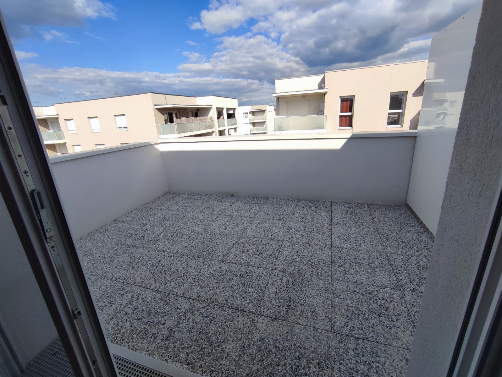 
                                                Location
                                                 T3 PINEL