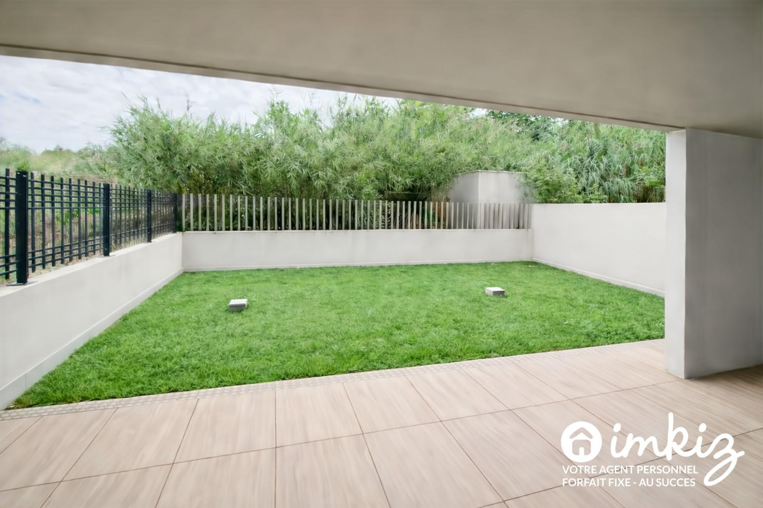 
                                                Vente
                                                 T3 récent avec extérieur de 71m2