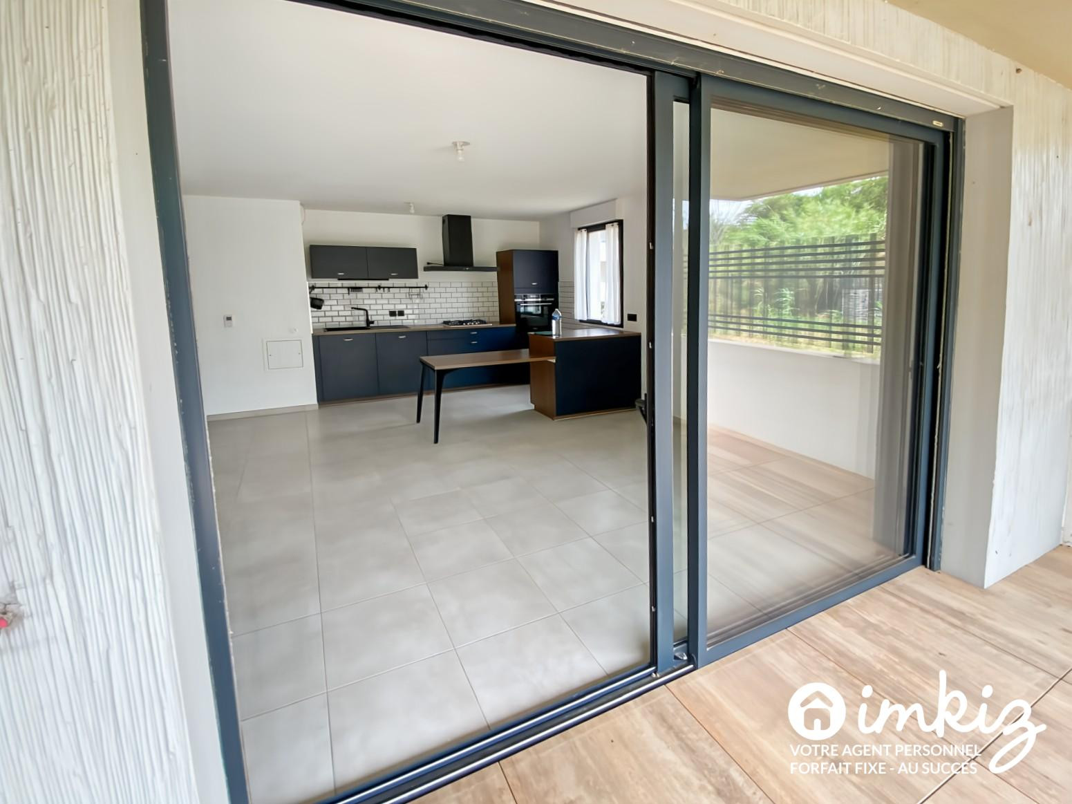 
                                                Vente
                                                 T3 récent avec extérieur de 71m2