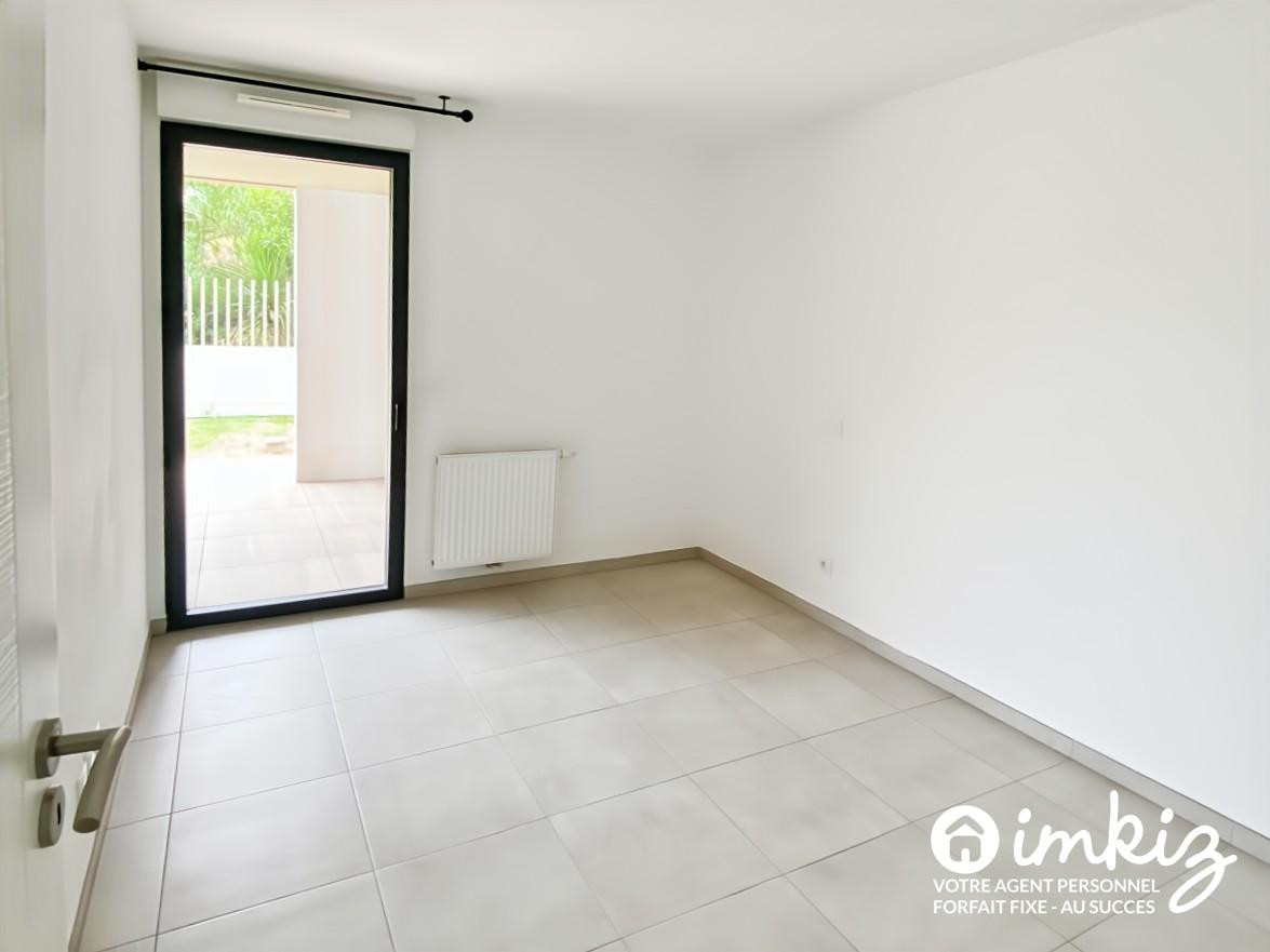 
                                                Vente
                                                 T3 récent avec extérieur de 71m2