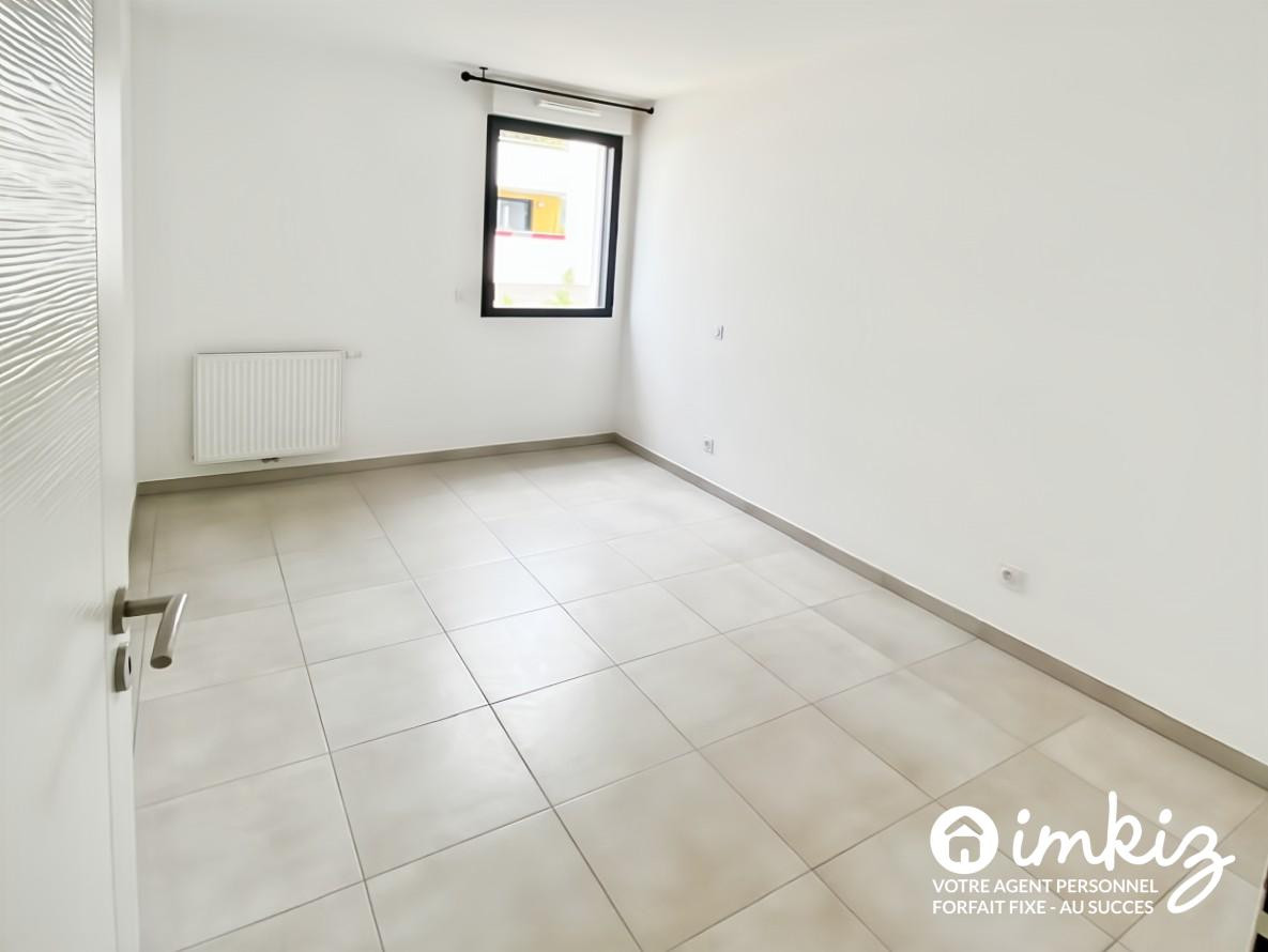 
                                                Vente
                                                 T3 récent avec extérieur de 71m2