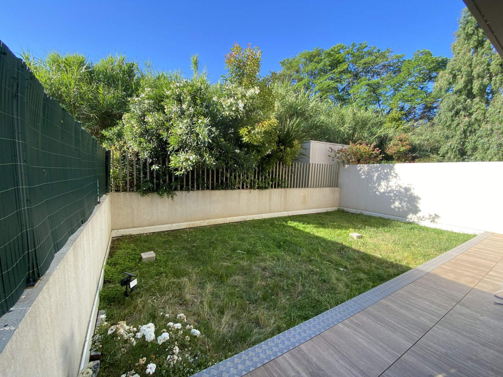 
                                                Vente
                                                 T3 récent avec extérieur de 71m2