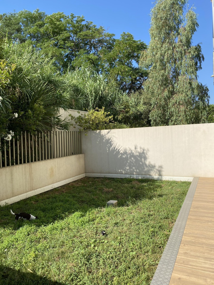 
                                                Vente
                                                 T3 récent avec extérieur de 71m2