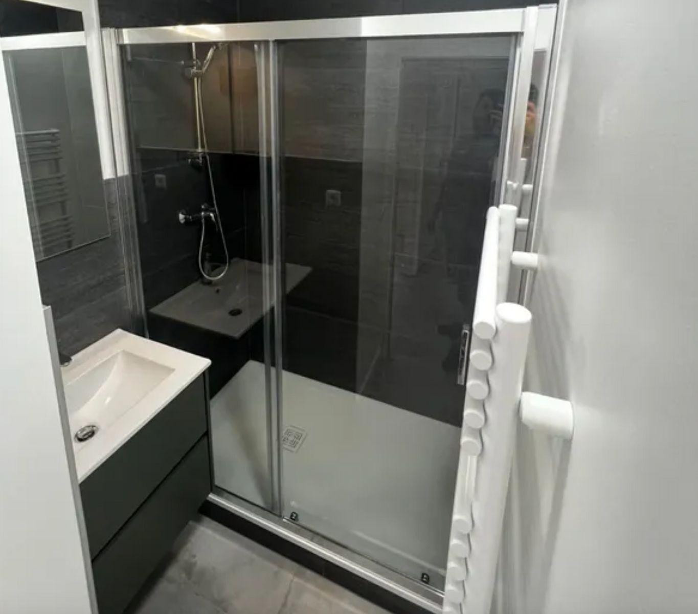 
                                                Location
                                                 T3 refait à neuf avec terrasse