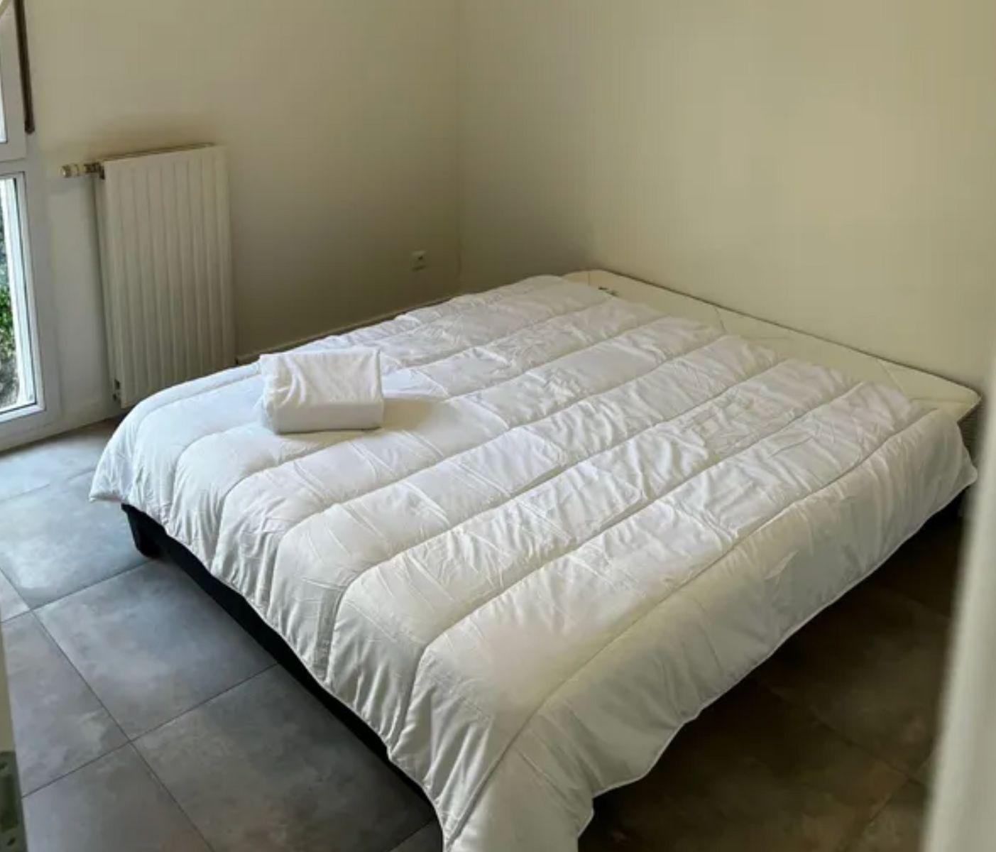 
                                                Location
                                                 T3 refait à neuf avec terrasse