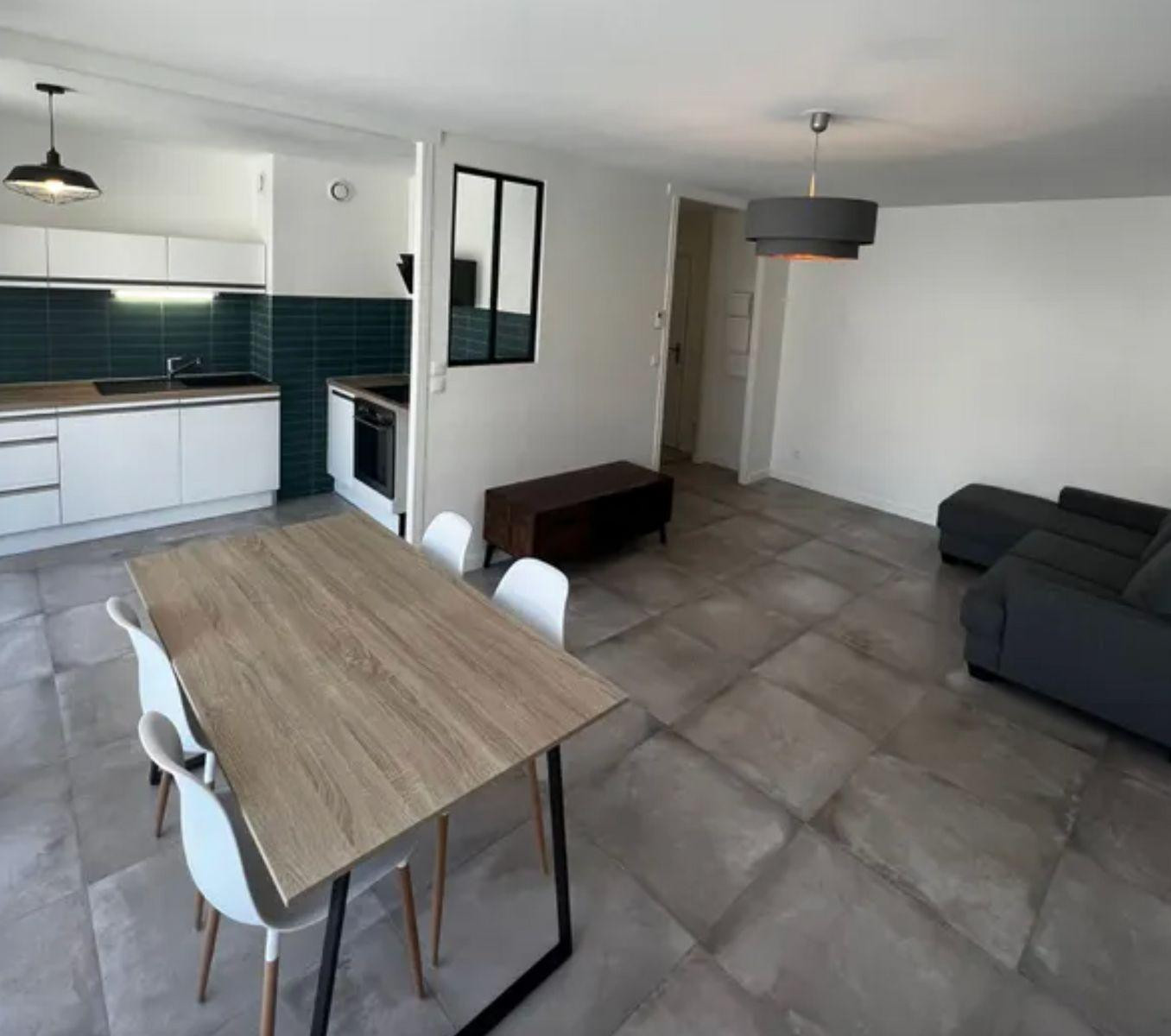 
                                                Location
                                                 T3 refait à neuf avec terrasse