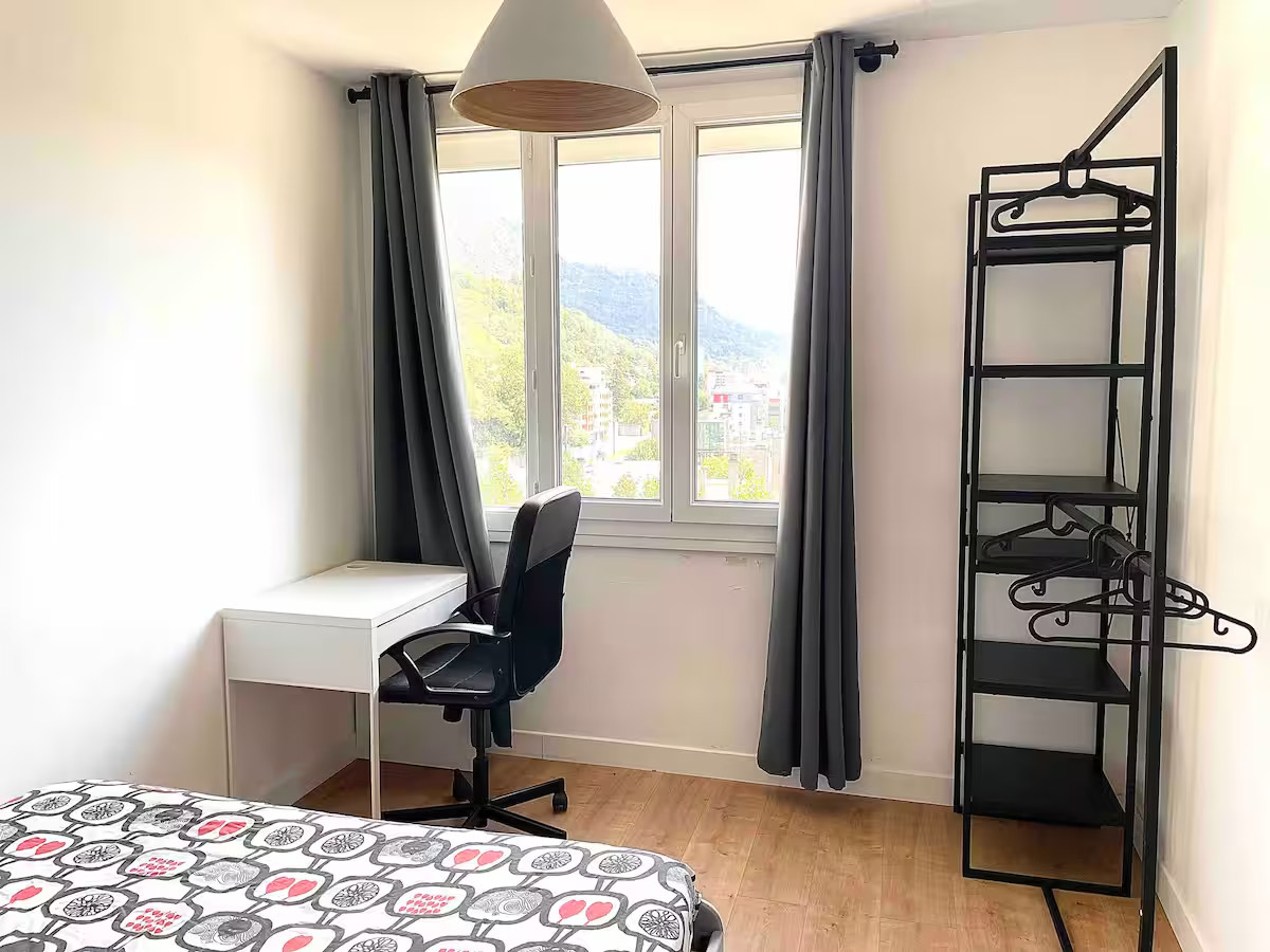 
                                                Vente
                                                 T3 rénové, 6e étage, vue montagnes