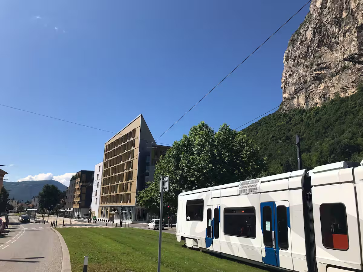 
                                                Vente
                                                 T3 rénové, 6e étage, vue montagnes