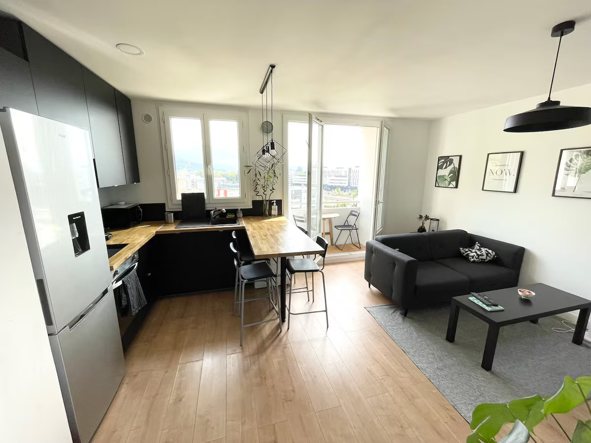 
                                                Vente
                                                 T3 rénové, 6e étage, vue montagnes