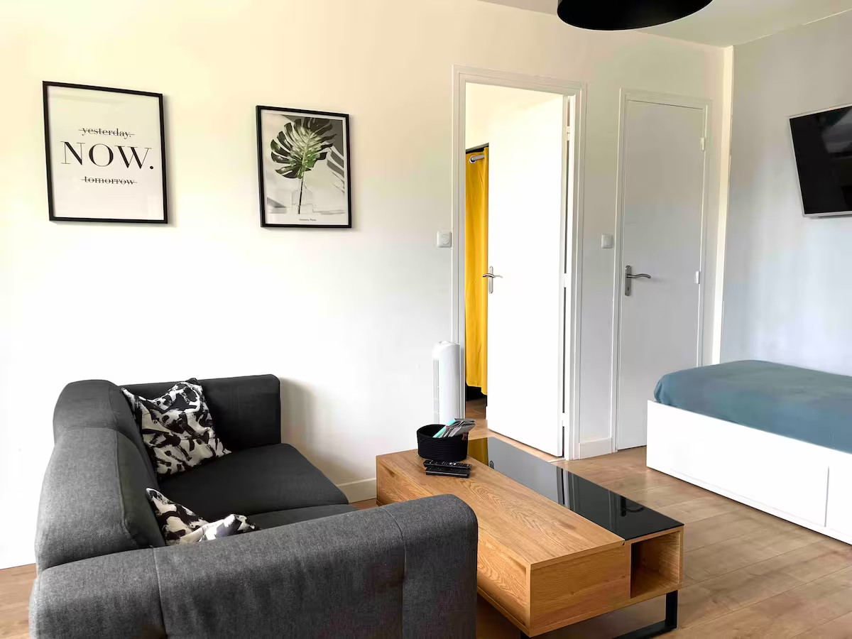 
                                                Vente
                                                 T3 rénové, 6e étage, vue montagnes