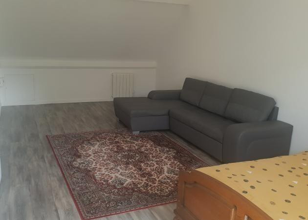 
                                                Location
                                                 T3 situé au dernier étage d'une maison à louer
