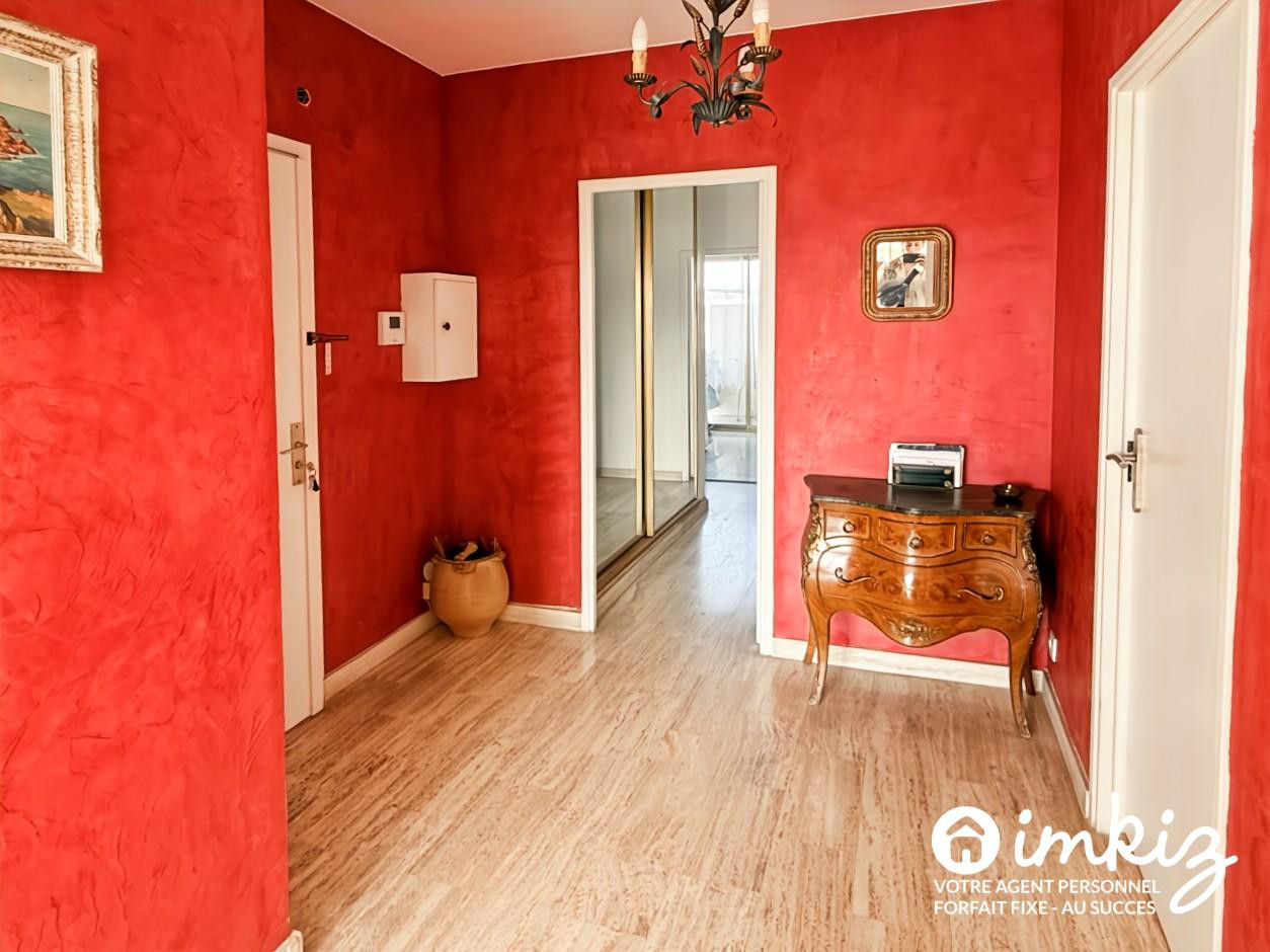 
                                                Vente
                                                 T3  spacieux,   vue dégagée  8ième-9ième