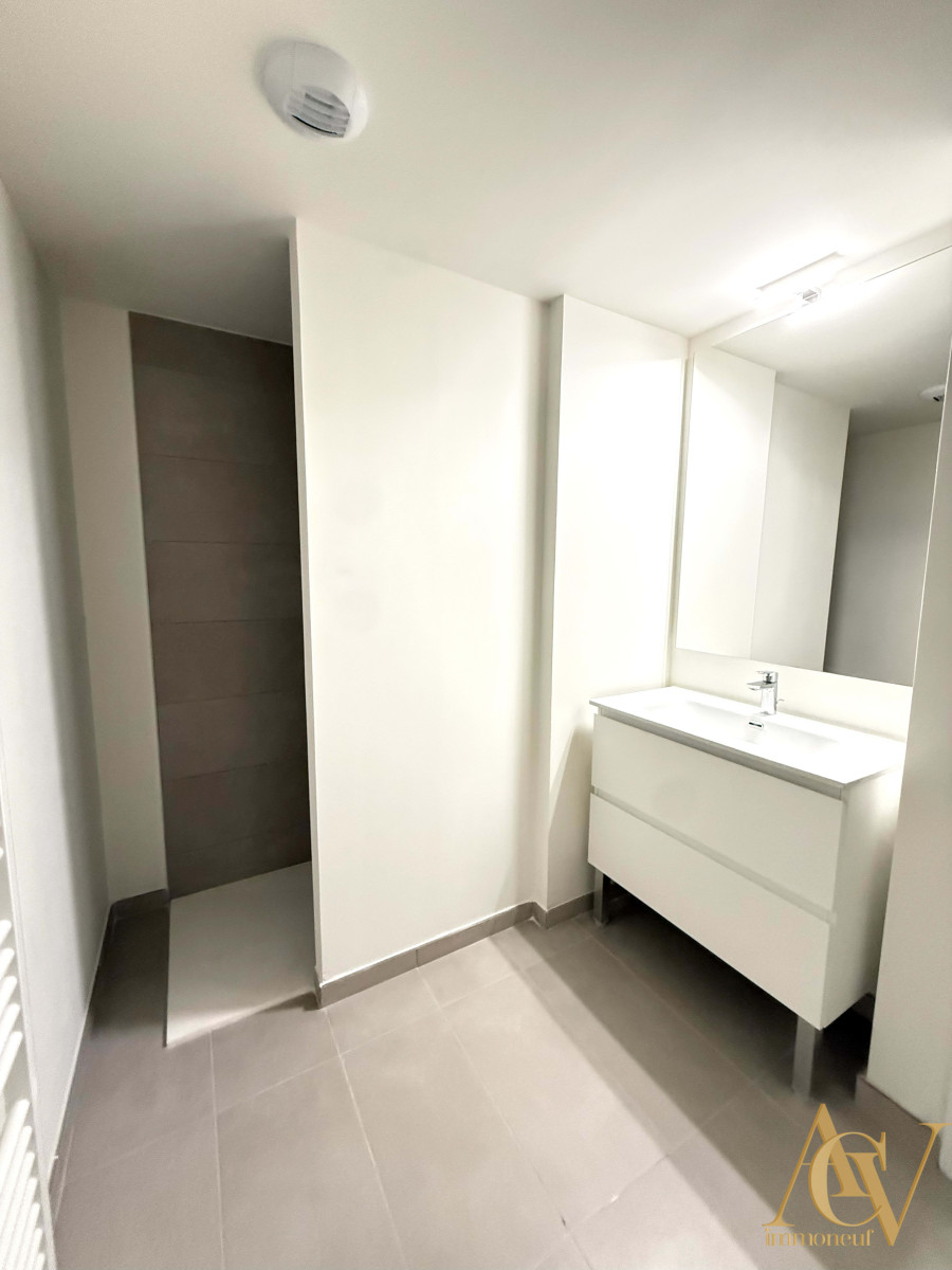 
                                                Vente
                                                 T3 traversant haut de gamme vue dégagée - Cogolin