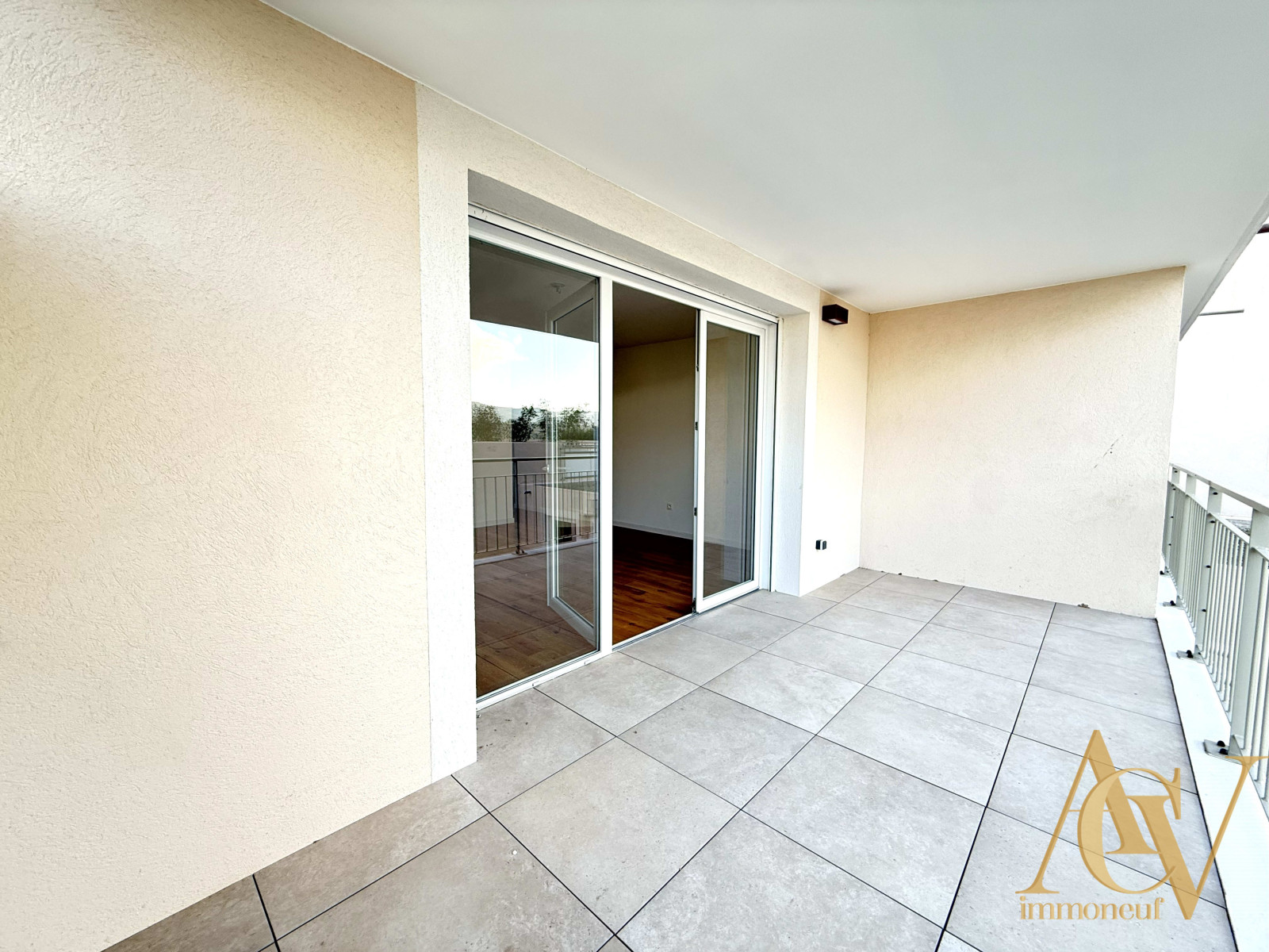 
                                                Vente
                                                 T3 traversant haut de gamme vue dégagée - Cogolin