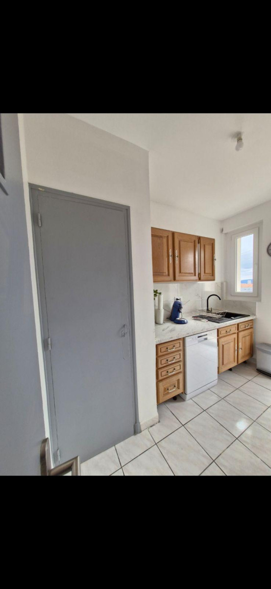 
                                                Location
                                                 T3 très lumineux de 50m2 vue sur le Faron à Claret