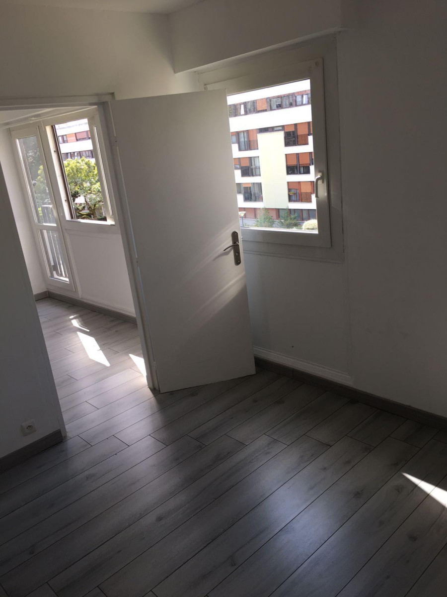 
                                                Location
                                                 T4 74 m2 dans résidence tranquille