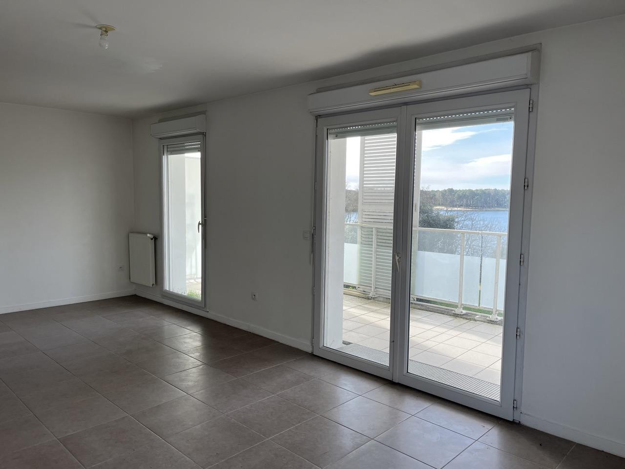 
                                                Vente
                                                 T4 avec extérieur et vue exceptionnelle sur le lac