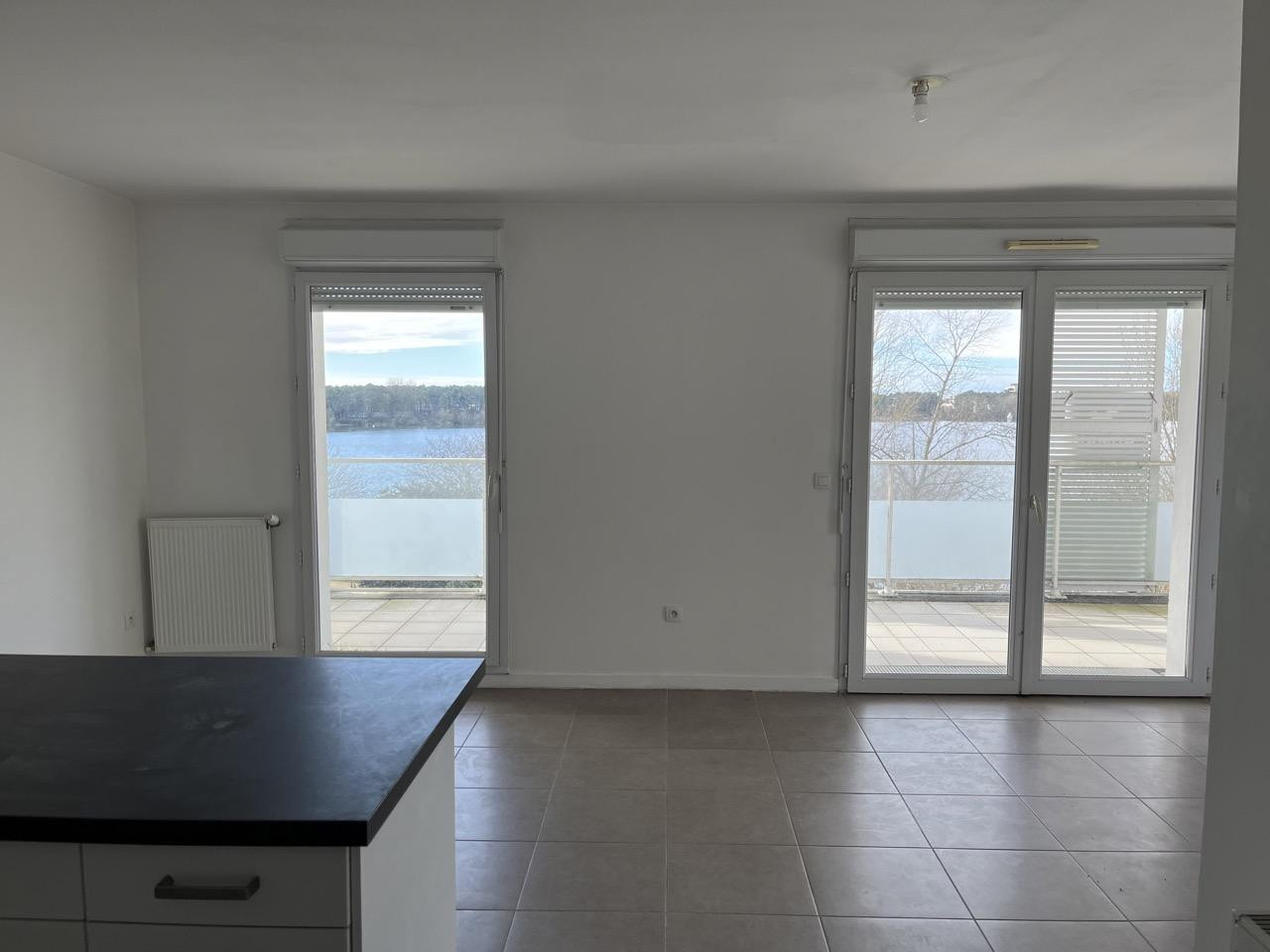 
                                                Vente
                                                 T4 avec extérieur et vue exceptionnelle sur le lac